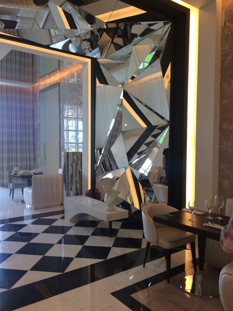 RESTAURANT ÜÇGEN MODÜLER TAVAN AYNA